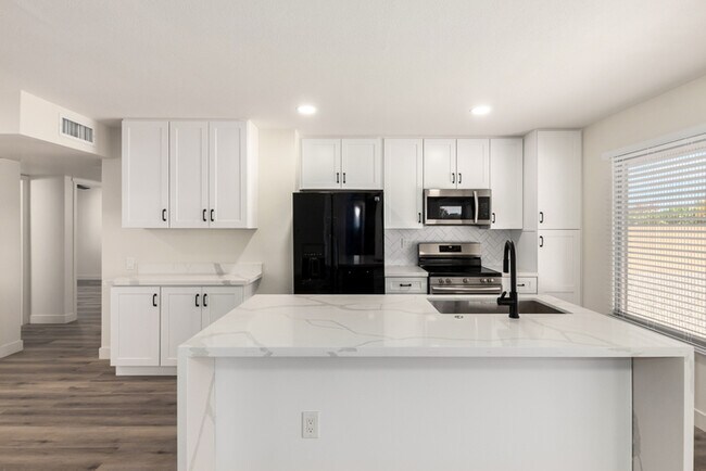 Building Photo - 17615 N Whispering Oaks Dr