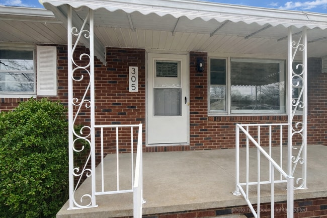 Building Photo - Three bedroom, 1.5 bath house in Burlington