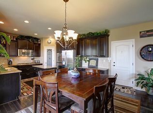 Building Photo - Great Views, Beautiful Home