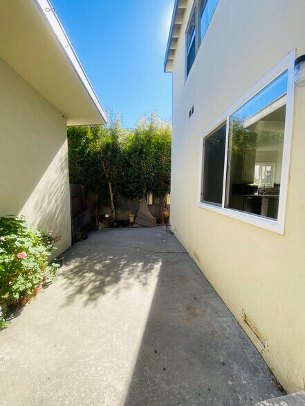 Building Photo - 1321 Barry Ave