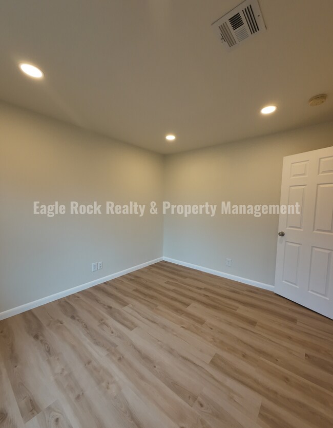 Building Photo - 1369 E 67th St
