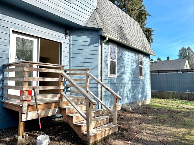 Building Photo - Charming Home in the Conveniently Located Southgate Neighborhood, Character-Rich Trims and Fully ...