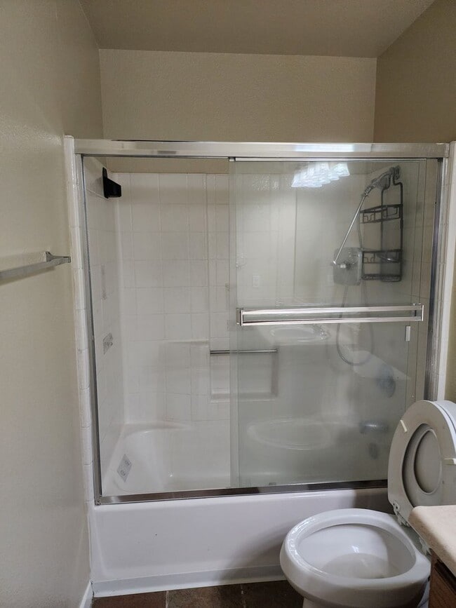 Building Photo - 3 Bedroom 2 Bath in HOA Community with Com...
