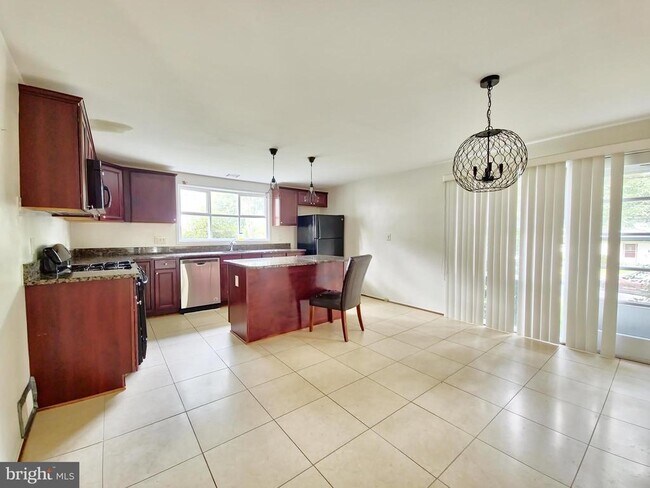 Building Photo - 8 Gruenther Ct