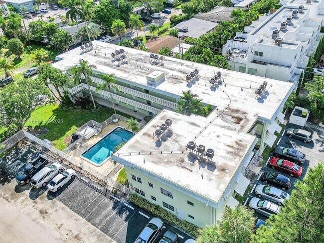 Building Photo - 1900 NE 8th Ct