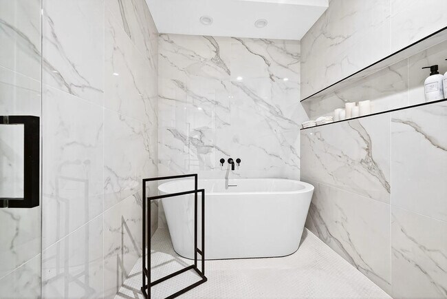 Building Photo - 352 Forest Hills Dr