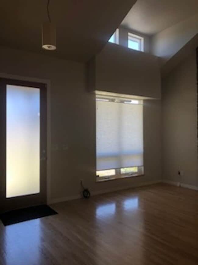 Building Photo - Lovely and Light Open Concept Louisville H...