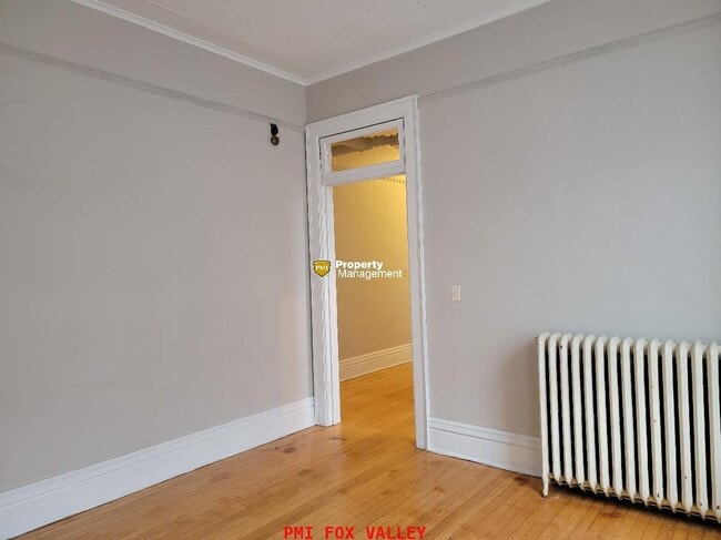 Building Photo - 4 or 5 Bedroom Upper Luxury Apartment with Custom Fireplace in Historic Building