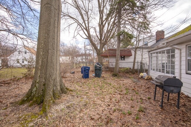 Building Photo - Spacious 3 bedroom/2 bath Cleveland Hts single family house!