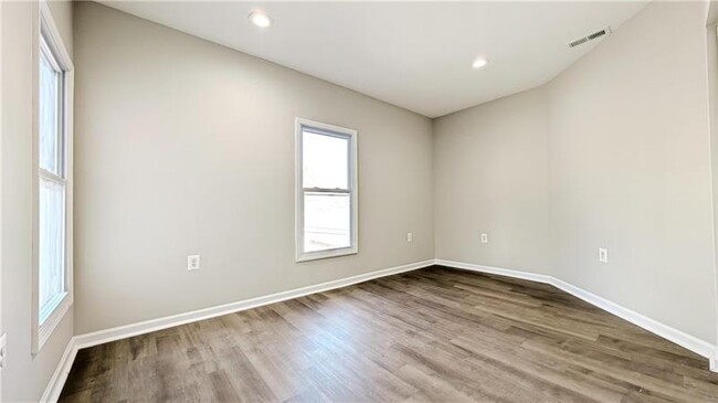 Building Photo - 122 Elm St