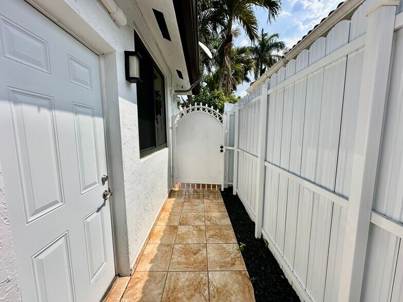 Building Photo - 6500 SW 160th Ct