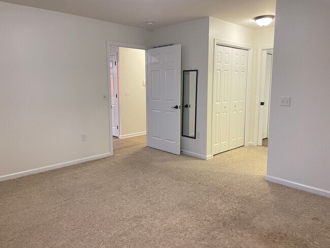 Building Photo - Beautiful 3 bedroom 2 bathroom Rancher in Great Manheim Location!