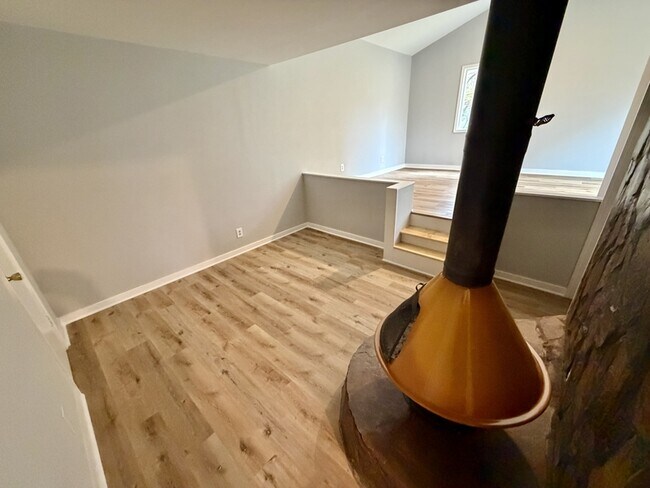 Building Photo - 6108 Deerfield Ct