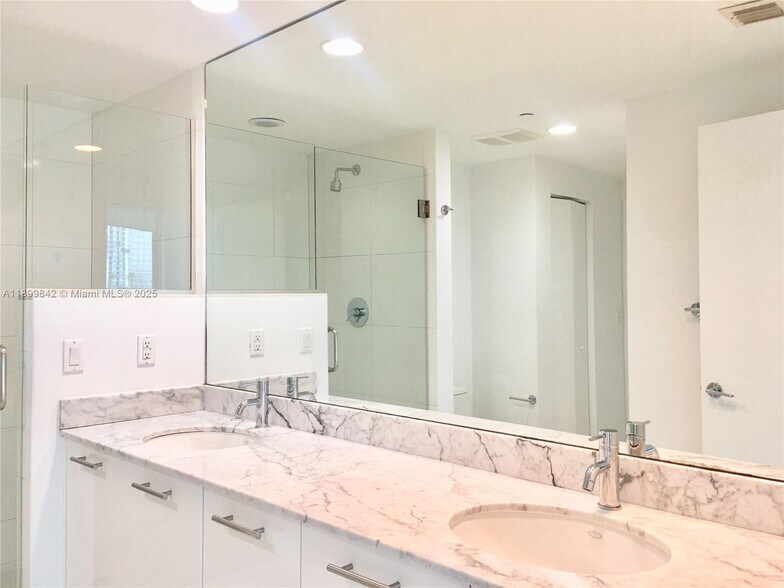 Building Photo - 500 Brickell Ave