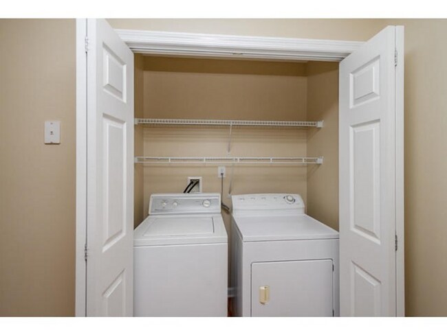 Building Photo - End-unit 2 Bed / 2 Bath Townhome with LVP Floors & washer/dryer included
