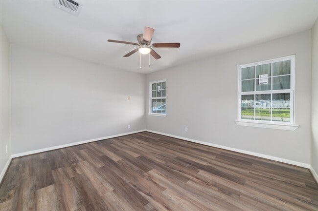 Building Photo - 800 E Adoue Ave