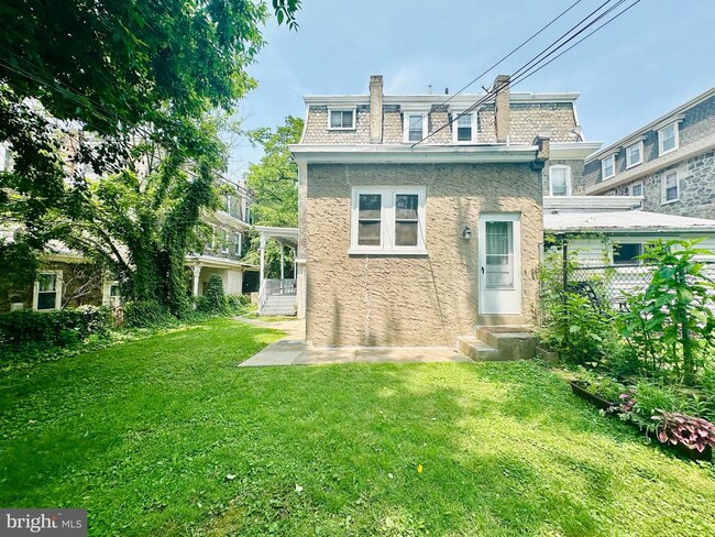 Building Photo - 146 Sumac St