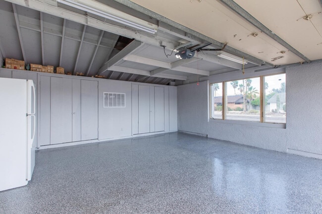 Building Photo - 2607 E Larkspur Dr