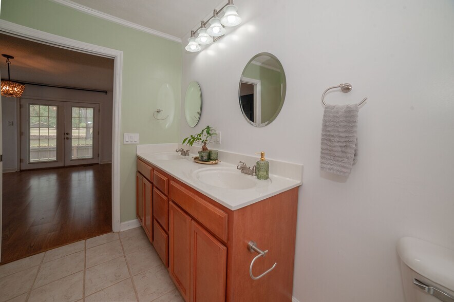 Bright, clean primary bath with double mirrors. - 6812 Uppingham Rd