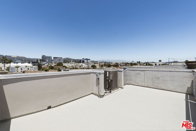 Building Photo - 6021 W Beachwood Ln
