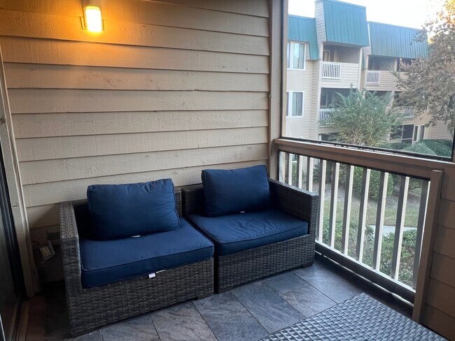 Building Photo - Furnished Updated Condo on HHI - Walk to the Beach!