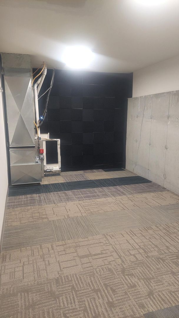 Building Photo - Spacious Townhouse w/Renovated Bathroom