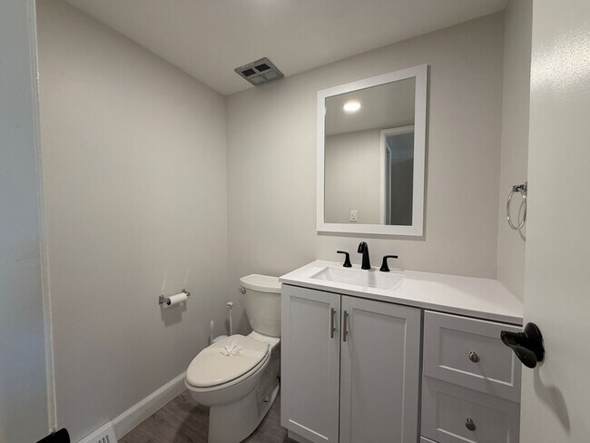 Building Photo - 529 S Xenon Ct