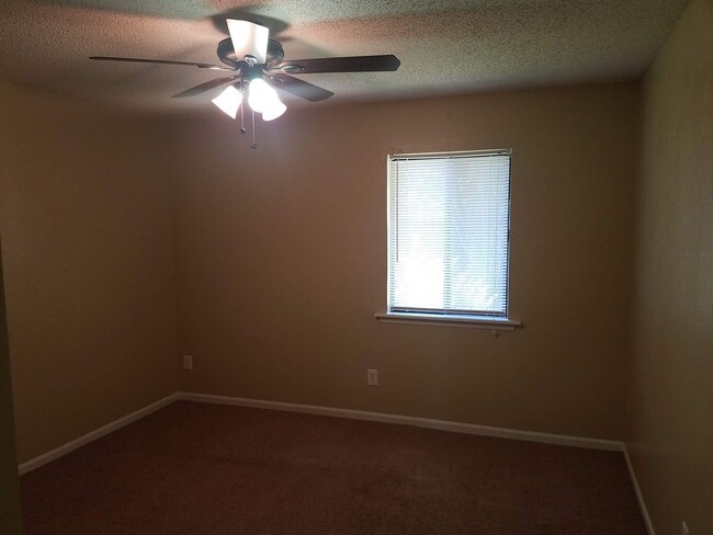 Building Photo - Cute 2BD/1BA condo. Close to shopping cent...
