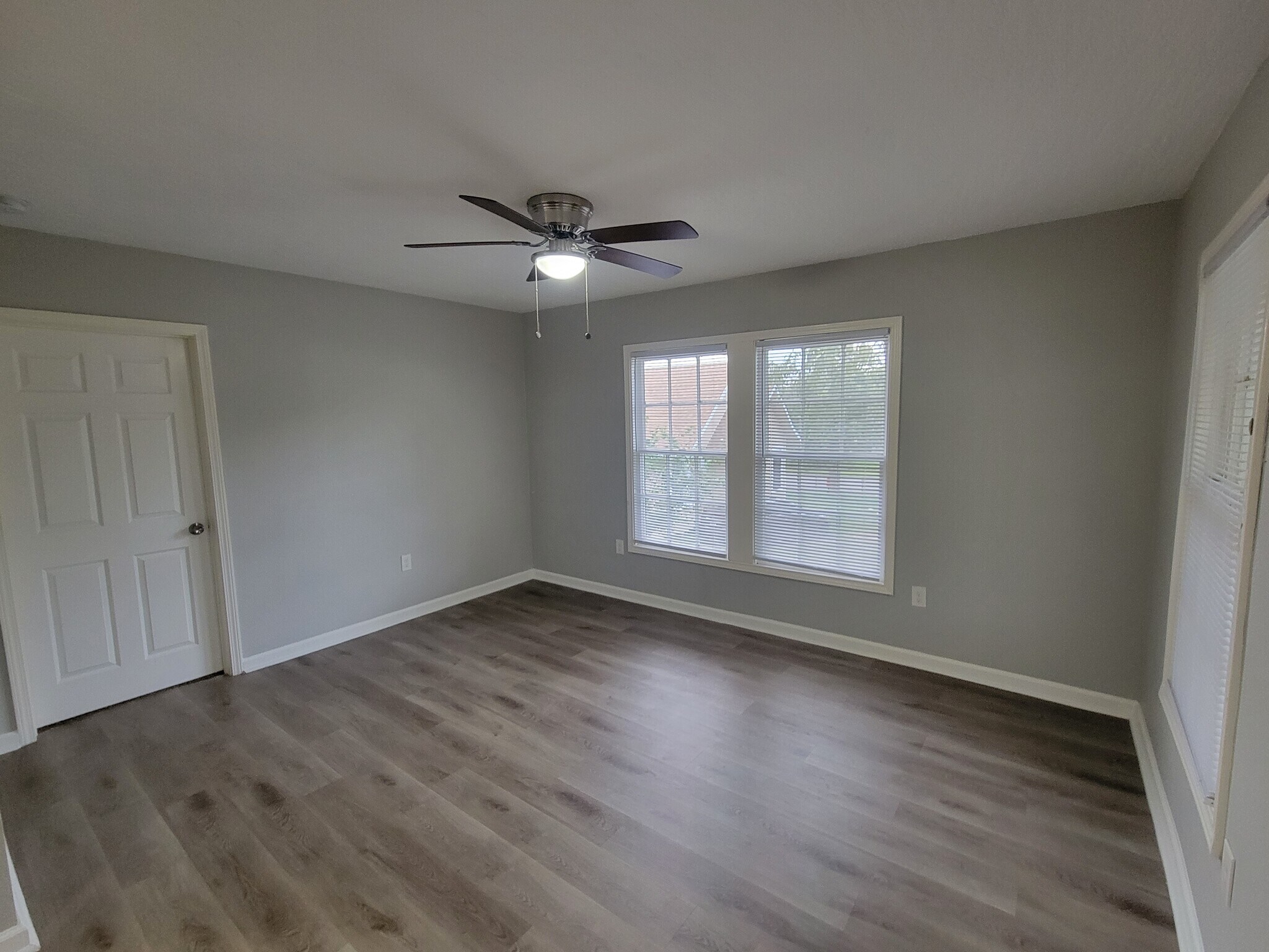 Enter into living room - 320 S Ashbel St