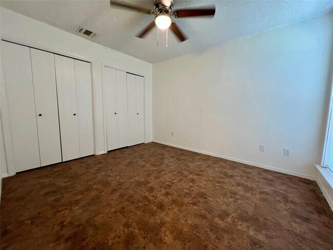Building Photo - 112 S Mockingbird Ln