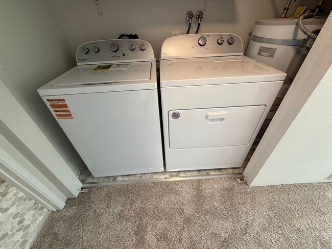 Building Photo - Fully Remodeled 2-Bedroom in Quiet Everett Four-Plex