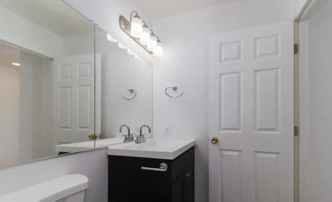 Building Photo - Spacious & Stylish 4-Bed, 4-Bath Townhome in Desirable North Normal