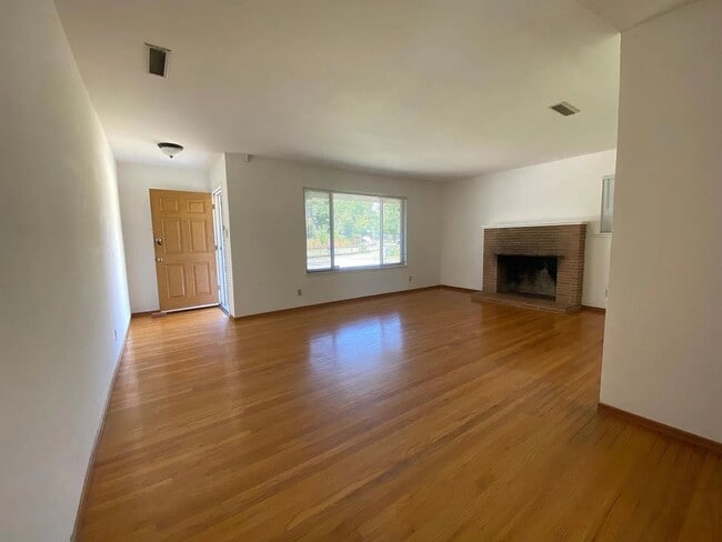 Building Photo - 4120/4122 Canby Way