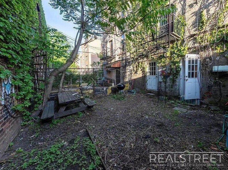 Building Photo - No Fee – 4 Bed / 1.5 Bath with Private Bac...