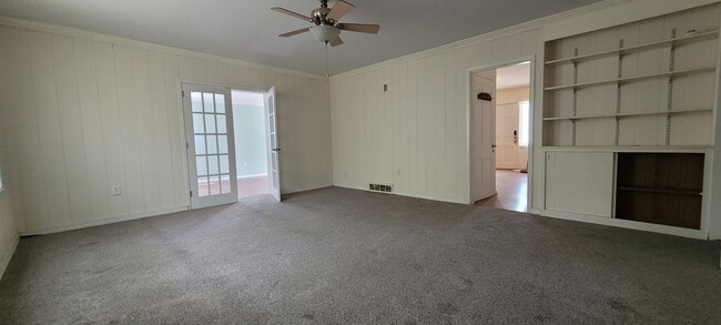 Building Photo - Spacious 3 bedroom 2.5 bathroom home in Ha...