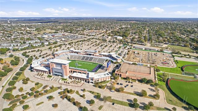 Building Photo - 1718 Clarke Springs Dr