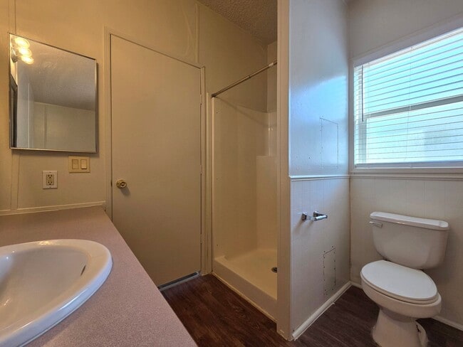 Building Photo - 4 Bedroom Rose Gardens Estates available for Immediate Move-In!!!