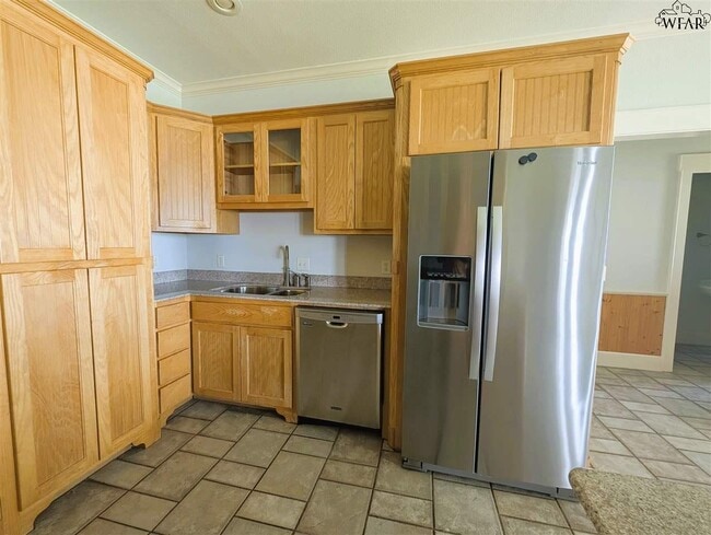 Building Photo - 609 Shoreline Dr