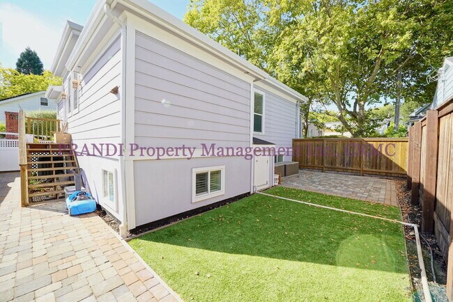 Building Photo - Charming Downtown San Rafael Victorian Style Duplex.
