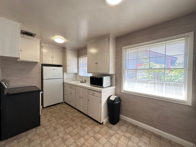 Building Photo - Cozy West Sac Cottage