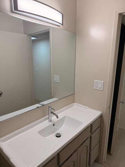 Building Photo - 525 N San Mateo Dr