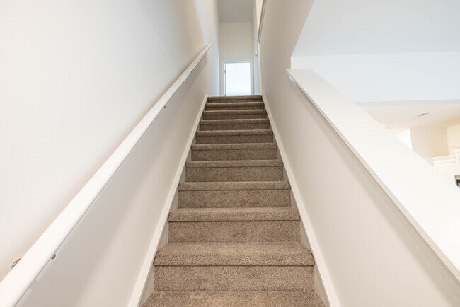 Building Photo - 2 Bedroom Townhome in Lowell