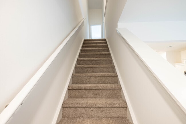 Building Photo - Lowell Townhome End Unit