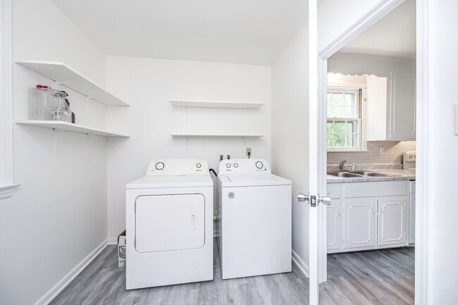 Building Photo - Charming 3BR Home with Hardwood Floors, Fireplace & Bright Living Spaces in Midlothian