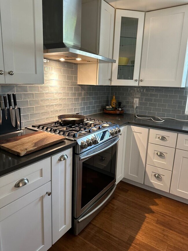 Building Photo - Charming 3-bed, 1 bath Home in North Seattle!