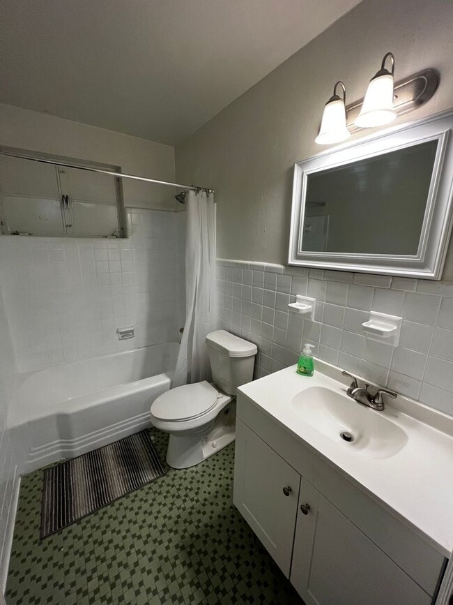 Building Photo - Beautiful Remodeled 3Bed/2Bath perfect for...