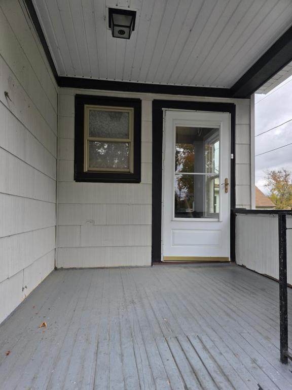 Building Photo - 128 Miller St