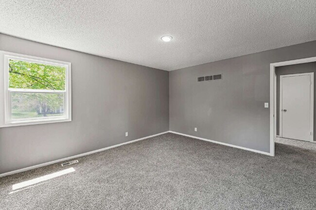 Building Photo - Spacious and updated townhome in Olathe!  1st month is Free!*