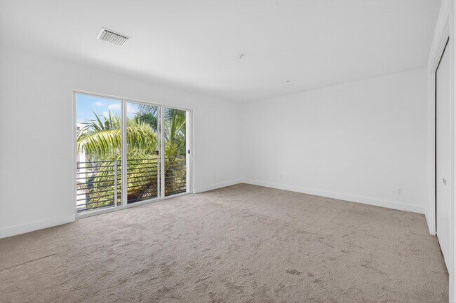 Building Photo - 1044 NE 18th Ave