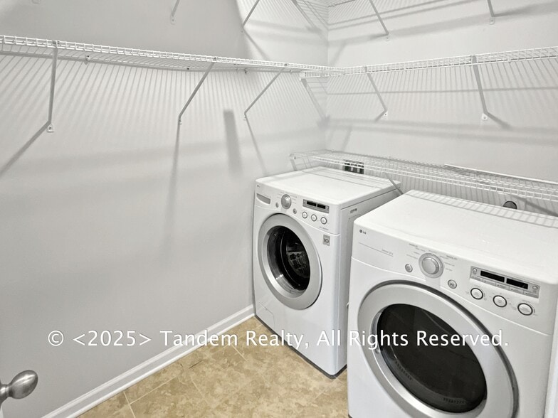 Building Photo - 8020 Forest Hills Dr